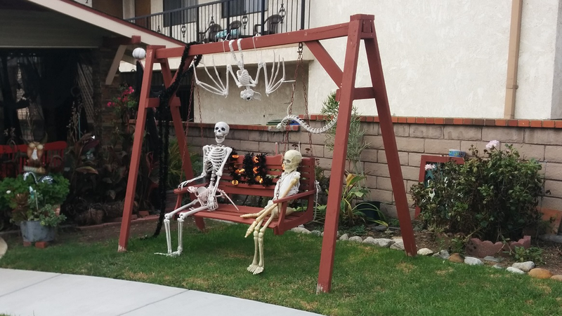 Illustration for article titled Halloween Decorations From a Few Neighborhoods